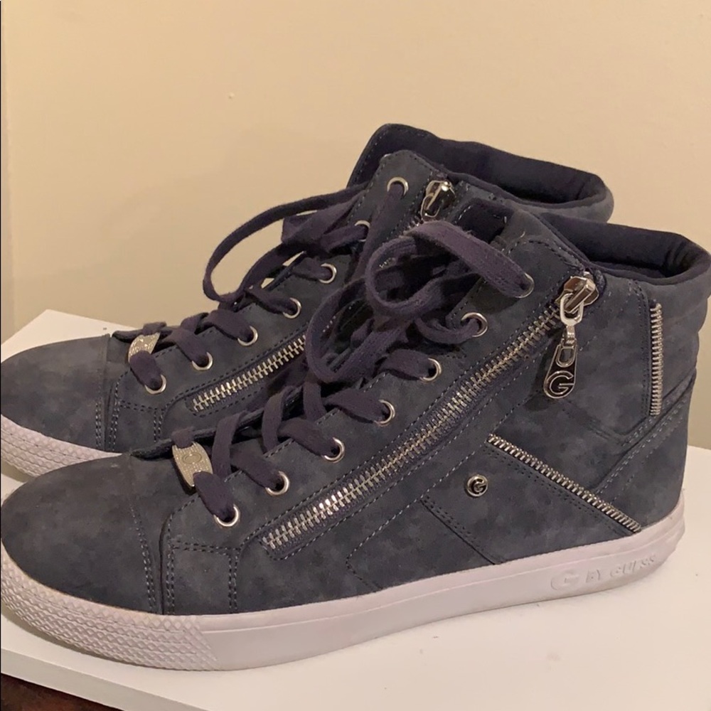 Tennis shoes